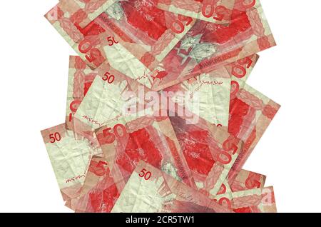 50 billets de piso philippins volant isolés sur blanc. De nombreux billets tombant avec un espace de copie blanc à gauche et à droite Banque D'Images