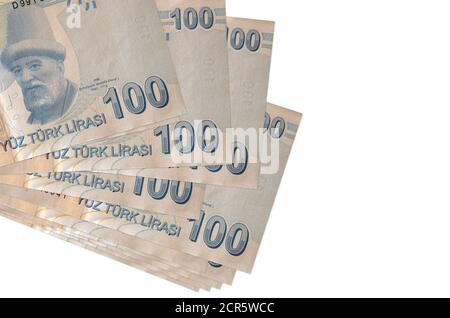 100 les billets de liras turcs se trouvent en petit groupe ou paquet isolé sur blanc. Maquette avec espace de copie. Concept de bureau de change et d'affaires Banque D'Images