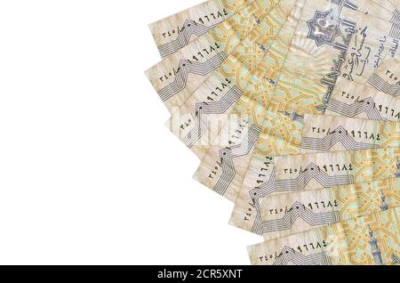 25 les billets de piastres égyptiens sont isolés sur fond blanc avec espace de copie. Fond conceptuel riche de la vie. Grande quantité de richesse en monnaie nationale Banque D'Images