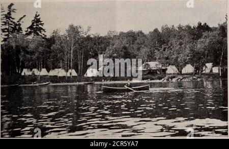 . Les terrains de jeux du Canada; un court traité sur les centres touristiques, de pêche et de chasse accessibles par le réseau ferroviaire de Grand Trunk . Sity School Camp for Boys est une excroissance de la theschool de ce nom situé à St. Louis, Missouri. Le camp est sur Garden Island, Un endroit idyllique près du centre de la pittoresque ville de Timagami, situé à 450 kilomètres au nord de Toronto, et est accessible par le Grand Trunk Railway System. Les instructeurs sont choisis parmi le personnel de l'école INST. Louis. Ils sont post-diplômés des universités, américains et étrangers. L'école universitaire a le droit de certification à Banque D'Images