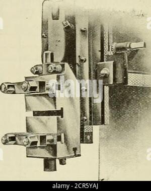 . Ingénieur américain et journal ferroviaire . **RETOUR RAPIDE R:W. JE SUIS MALADROIT MORCEAU DE TRAVAIL FACILE À MANIPULER SUR UNE ANETH SLOTTER. Le bélier peut être ramené près de la colonne, makingit très rigide. Lorsque la barre de coupe se trouve dans cette position et que la barre de coupe est avancée à sa limite, l'extérieur du travail de très grands diamètres peut être usiné. La thrustite vers le haut prise par les deux grands boulons, un de chaque côté, qui tiele lit, la colonne et la tête ensemble et sont ancrés dans le. AIR DE DÉCHARGE. Banque D'Images