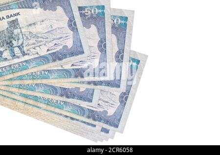 50 les billets de roupies népalaises se trouvent en petit groupe ou en paquet isolé sur blanc. Maquette avec espace de copie. Concept de bureau de change et d'affaires Banque D'Images