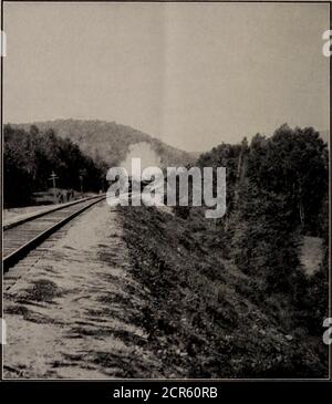 . Les terrains de jeux du Canada; un court traité sur les centres touristiques, de pêche et de chasse, accessible par le réseau ferroviaire de Grand Trunk . Dans le mur de la vieille ville, et dans les charmants préceptsde la Basse ville, se trouvent matériel et sites qui attirent l'amant de l'antique et l'étudiant de la vieille daysde la chevalerie et l'aube de la civilisation sur ce continent. L'ancienne architecture française des maisons rappelle à quiconque les rues pittoresques de Normandie et de nombreuses autres parties de la vieille France. Même les véhicules du Québec sont étrangers à toute autre ville ou ville Banque D'Images
