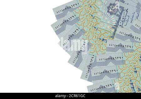 25 les billets de piastres égyptiens sont isolés sur fond blanc avec espace de copie. Fond conceptuel riche de la vie. Grande quantité de richesse en monnaie nationale Banque D'Images