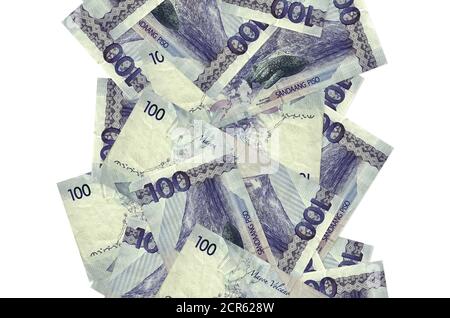 100 billets de piso philippins volant isolés sur blanc. De nombreux billets tombant avec un espace de copie blanc à gauche et à droite Banque D'Images