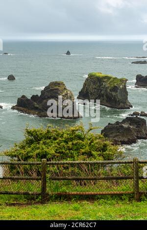 Une partie clôturée du point de vue d'Arch Rock surplombant les formations rocheuses de l'océan Pacifique, en Oregon, aux États-Unis Banque D'Images