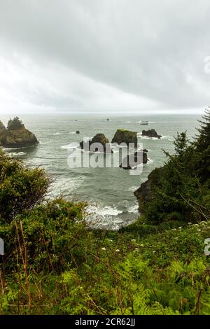 Ciel orageux au-dessus des formations rocheuses côtières au point de vue d'Arch Rock dans l'Oregon, aux États-Unis Banque D'Images