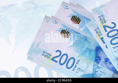 200 les nouveaux billets de shekels israéliens sont empilés sur fond de grand billet de banque semi-transparent. Présentation abstraite de la monnaie nationale. Conce d'affaires Banque D'Images