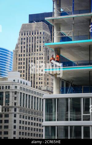 Travailleurs de la construction sur le chantier de construction, nouveau bâtiment en hauteur, The Loop, City, Chicago, Illinois, États-Unis, Amérique du Nord Banque D'Images