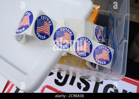 Austin, Texas, États-Unis. 19 septembre 2020. Les bénévoles de l'ANACP aident à inscrire les électeurs du comté de Travis, Texas, dans l'est d'Austin, lors d'une campagne visant à engager les électeurs avant la date limite du début d'octobre. Le Texas, généralement un solide bastion républicain, pourrait s'avérer être un champ de bataille le 3 novembre. Crédit : Bob Daemmrich/ZUMA Wire/Alay Live News Banque D'Images