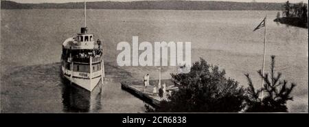 . Les terrains de jeux du Canada; un court traité sur les centres touristiques, de pêche et de chasse accessible par le réseau ferroviaire de Grand Trunk . RÉSIDENCE EN FACE DU RÉSEAU ferroviaire ROYAL MUSKOKA HOTEL16 Grand Trunk. BATEAU À VAPEUR IROQUOIS À BRITANNIA WHARF, RÉGION DU LAC DES BAIES à la navigation en bateau à vapeur, au touriste et particulièrement au sportif, qui peut obtenir avec relativement peu de difficulté à adistrict qui a jusqu'ici été accessible seulement à ceux avec des ampliéliens et du temps. La rivière Maganetawan est juste équidistante entre les lacs Muskoka et le lac Nipissing, et draine une surface d'environ 4,000 milles carrés. Banque D'Images