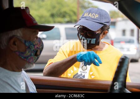 Austin, Texas, États-Unis. 19 septembre 2020. Le bénévole de l'ANACP aide à inscrire un électeur du comté de Travis, Texas, dans l'est d'Austin, lors d'une campagne pour engager les électeurs avant la date limite du début d'octobre. Le Texas, généralement un solide bastion républicain, pourrait s'avérer être un champ de bataille le 3 novembre. Crédit : Bob Daemmrich/ZUMA Wire/Alay Live News Banque D'Images