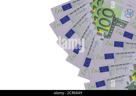 Les factures de 100 euros sont isolées sur fond blanc avec espace de copie. Fond conceptuel riche de la vie. Grande quantité de richesse en monnaie nationale Banque D'Images