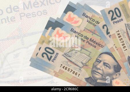 Les billets de 20 pesos mexicains sont empilés sur fond de gros billets semi-transparents. Présentation abstraite de la monnaie nationale. Concept d'entreprise Banque D'Images