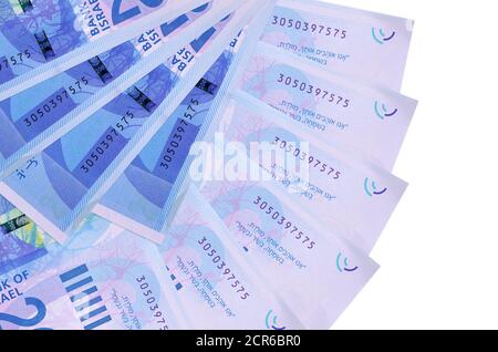 200 nouvelles bills de shekels israéliens se trouvent isolés sur fond blanc avec l'espace de copie empilé en forme de ventilateur de près. Notion : transactions financières Banque D'Images