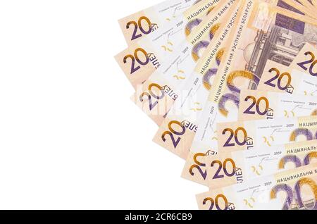 20 les billets de roubles biélorusses sont isolés sur fond blanc avec un espace de copie. Fond conceptuel riche de la vie. Grande quantité de richesse en monnaie nationale Banque D'Images