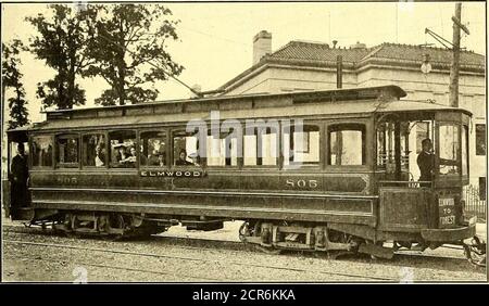 . Journal de chemin de fer de la rue . LES VOITURES FERMÉES STANDARD UTILISÉES À BUFFALO POUR LE SERVICE URBAIN mentionné ci-dessus sont celles qui, dans l'ensemble, se sont avérées les mieux adaptées aux conditions de circulation à Boston. BUFFALO RAILWAY le wagon fermé standard de la Buffalo Rail-Way, qui fait maintenant partie de l'InternationalTraction Company, est un wagon double de 30 pieds. boîtier de 6 po et longueur sur toute la longueur de 8 po Les plates-formes sont de 4 pieds. 3 po Les thesecars pèsent 29,180 lb sans les moteurs et 40,180 lb avec les moteurs. Ils ont des sièges latéraux, avec une capacité de quarante passagers.la dernière pratique est de Banque D'Images