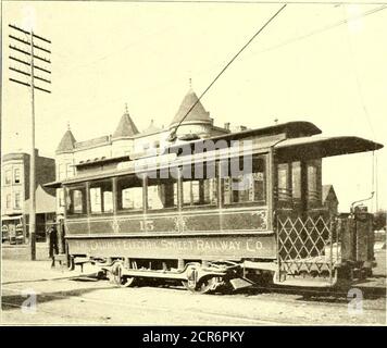 . Journal de chemin de fer de la rue . FIGURE 10. aux roues et 7 ft. 6 in. au niveau du rail de la courroie. Les plates-formes sont à 4 pieds. 6 in. de long et sont enfermés par des vestibules, havingtrois fenêtres de gouttes placées en biais. L'avant de la thevestibule est courbé sous les fenêtres, et est face à l'acier de tôle. Les plates-formes ont des entrées des deux côtés et sont équipées de trois portes pliantes contre le vestibule. Les marches sont en acier embouti avec des bandes de caoutchouc. Les platessont équipées de tampons en fer d'angle. Les cadres de fenêtre de cette voiture sont moulés de série Banque D'Images