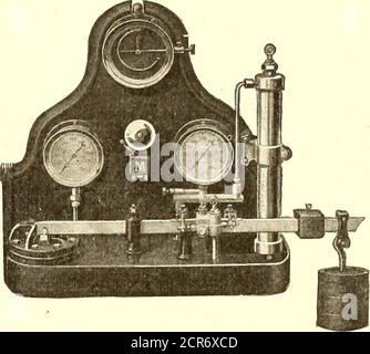 . Journal de chemin de fer électrique . edroit, Michigan ce régu-lator contrôle les positions des amortisseurs, régule la vitesse du ventilateur et signale au pompier quand les incendies ont besoin d'une térétion, ou contrôle le taux d'alimentation en carburant. La régulation est positive à l'intérieur de la variable VZ lb. Par pouce carré de la pression de vapeur, et la variation de pression totale est bien comprise dans la limite de 1 lb. Le régulateur va maîtriser les conditions d'allumage de pratiquement n'importe quel nombre de chaudières, et dans de nombreuses usines, son service est dit être égal à celui d'un pompier assistant. Il est réclamé de $300 à $400 par chaudière a été économisé annuellement. Banque D'Images