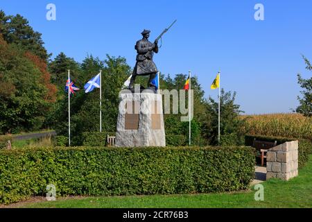 Statue d'un sergeant Black Watch de la première Guerre mondiale conçu par le sculpteur d'Édimbourg Alan Herriot au Black Watch Corner à Zonnebeke, Belgique Banque D'Images