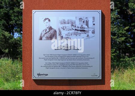 Memorial au sergent de vol Stacey Jones (122 escadron RAF) qui a été tué en action à proximité de Poperinge, en Belgique Banque D'Images