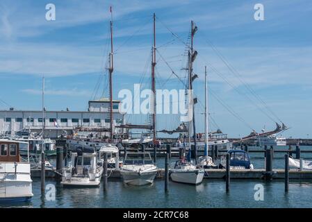 Allemagne, Mecklembourg-Poméranie occidentale, Sassnitz, voiliers et bateaux à moteur se trouvent dans le port de Sassnitz, sur l'île de Ruegen, en mer Baltique Banque D'Images