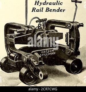 . Journal de chemin de fer électrique . POUR LE MAGASIN DE CHEMIN DE FER ÉLECTRIQUE, nous montrons ici deux benders hydrauliques, un poteau de chariot de flexion et de redressement, conduite, barres et autre flexion légère; l'autre de flexion en I, rails conducteurs et rails. Theyare a été conçu pour résister à la manipulation brutale de la main-d'œuvre non qualifiée. Ce bécher pour tuyaux est construit dans des tailles standard de capacité de trente à fortytons, suffisant pour plier un tuyau d'un pouce à six pouces. Ce courbeur de rail est une amélioration par rapport aux formes similaires, plus robuste et équipé de blocs de flexion formés. Il sera beseen que la fourche bascule vers l'arrière pour que le rail soit Banque D'Images