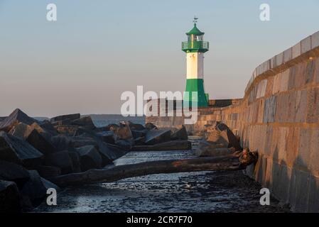 Allemagne, Mecklembourg-Poméranie occidentale, Sassnitz, phare à la sortie du port de Sassnitz sur l'île de Ruegen, Mer Baltique Banque D'Images