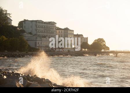 Allemagne, Mecklembourg-Poméranie occidentale, Sassnitz, Fürstenhof maison de vacances sur la promenade du lac, jetée, île de Ruegen, Mer Baltique Banque D'Images