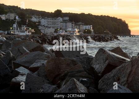 Allemagne, Mecklembourg-Poméranie occidentale, Sassnitz, Fürstenhof maison de vacances sur la promenade du lac, jetée, île de Ruegen, Mer Baltique Banque D'Images