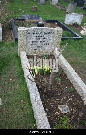 Tombe de JRR Tolkien et femme à Oxford, Angleterre Banque D'Images