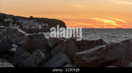 Allemagne, Mecklembourg-Poméranie occidentale, Sassnitz, Fürstenhof maison de vacances sur la promenade du lac, lever du soleil, île de Ruegen, Mer Baltique Banque D'Images