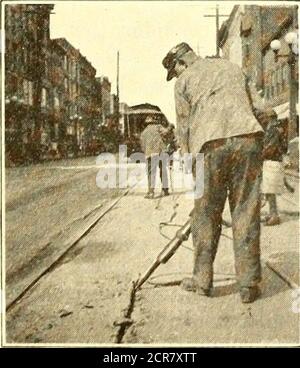 . Tourillon électrique de chemin de fer . uld être monté avec un petit ciselplat au lieu d'un point de taureau et utilisé de la manière exacte comme lors de la dépose des blocs de chaussée.trop ne doit pas être attendu de la machine, comment-jamais, et il ne retirera pas dans les briques les plus satisfaisants qui ont été liés dans le mélange de ciment, car c'est pratiquement le pavé solide et doit être décomposé de la même manière que le con-crète. Certaines briques peuvent être sauvées, cependant, en les décomposant en groupes. Les briques autour du bord du groupe seront en partie détruites, mais celles du centre peuvent être décomposées avec aha Banque D'Images