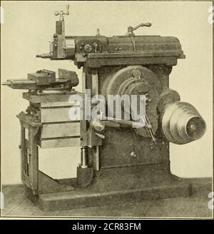 . Ingénieur américain et journal ferroviaire . NCH STOCKBRIDGE CRANK SHAPER cette ciseleuse à dos i6 pouces pour le travail en salle d'outils, ou comme outil d'atelier productif, a été conçue avec l'idée de répondre à toutes les exigences de la fabrication à jour, Et pour mettre au point une machine lourde et rigide pesant 2,850 livres, a été développée.outre les caractéristiques habituelles des couches Stockbridge, cette machine incarne plusieurs nouvelles fonctionnalités conçues pour ajouter la contrainte à sa capacité de production. Parmi ceux-ci, il y a les voies de la colonne sur lesquelles le rail transversal coulisse. La méthode de fixation du rail transversal à la colonne est nouvelle i Banque D'Images