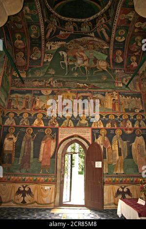 Église orthodoxe de Borzești à Onești, comté de Bacău, Roumanie. Mur intérieur recouvert de fresques représentant le prince Stephen le Grand et les saints locaux. Banque D'Images