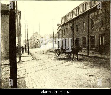 . Journal de chemin de fer de la rue . COURBE VOITURE FERMÉE STANDARD, mais la courbe inverse a un rayon de 34 pieds. Cela était nécessaire pour contourner un coin court dans une rue très étroite. CONSTRUCTION SUSPENDUE des poteaux tubulaires, de 28 pi de long, pesant 700 lb, et espacés de 90 pi, sont utilisés partout. Les surtêtes sont de type Dirigo, et le câble du chariot est isNon. 00. Quatre chargeurs, chacun de 500,000 cm, sont exécutés à partir du. COURBE AU SOMMET D'UN I r POUR CENT DE LA QUALITÉ des voies de circulation lourdes, à une courte distance; le fil restant est relié aux rails de la haute ville. L'objectde ce dernier est de réduire la chute Banque D'Images