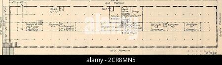 . Maître mécanicien de chemin de fer [microforme] . Section longitudinale de l'ion vat de fie latérale. PLAN DU REZ-DE-CHAUSSÉE FIG. 6—Plan et élévations du magasin des nouveaux magasins du réseau Rock Island à East Moline, III. Maison et mesure 35 pieds x 21 pieds. Le plancher est de 6 pieds 3 inchesen dessous de la surface du sol. Il contient deux réservoirs de 2,330 gallons. L'huile est forcée par des tuyaux d'air comprimé jusqu'aux points où cela est nécessaire. Carter moteur. Le carter moteur a trente stands. Il est de 80 pieds plus profond dans le clair et une fois terminé aura quarante-eightstals. Le plateau tournant a un diamètre de 75 pieds et est entraîné par moteur. Le cent Banque D'Images