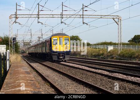 Une unité multiple électrique de classe 319 s'approchant de Chelford, Cheshire Banque D'Images