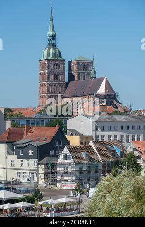 Allemagne, Mecklembourg-Poméranie occidentale, Stralsund, vue du parking couvert dans le port sur la vieille ville avec le Nikolaikirche à Stralsund, Banque D'Images