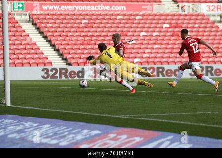 MIDDLESBROUGH, ANGLETERRE. 19 SEPTEMBRE 2020 George Saville de Middlesbrough bat Asmir Begovic de Bournemouth uniquement pour que le but soit refusé pendant le match du championnat Sky Bet entre Middlesbrough et Bournemouth au stade Riverside, à Middlesbrough. (Credit: Mark Fletcher | MI News) Credit: MI News & Sport /Alay Live News Banque D'Images