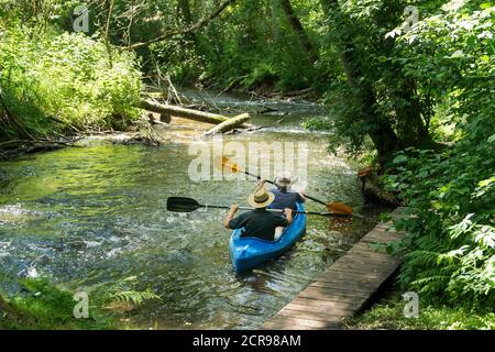 Rheinsberger Rhin, Wildwasserbach, couple en kayak pour deux personnes Banque D'Images