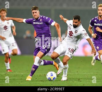 (200920) -- FLORENCE, le 20 septembre 2020 (Xinhua) le Dusan Vlahovic de Fiorentina (L) vit avec le Tomas Rincon de Turin lors d'un match de football entre Fiorentina et Turin à Florence, Italie, le 19 septembre 2020. (Xinhua) Banque D'Images