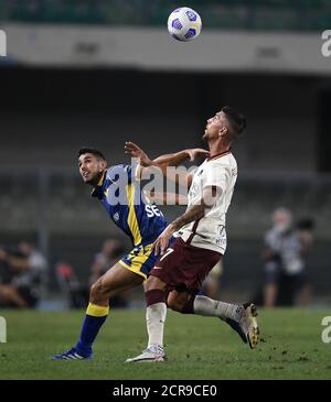 Vérone, Italie. 19 septembre 2020. Lorenzo Pellegrini (R) de Roma vie avec Davide Faraoni de Vérone d'Hellas lors d'un match de football entre Vérone d'Hellas et Roma à Vérone, Italie, 19 septembre 2020. Crédit: Alberto Lingria/Xinhua/Alay Live News Banque D'Images