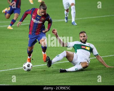 Barcelone. 19 septembre 2020. Antoine Griezmann (L) de Barcelone vit avec Gonzalo Verdu d'Elche lors du 55e match de football amical du Joan Gamper Trophy entre Barcelone et Elche à Barcelone, Espagne, le 19 septembre 2020. Crédit : Joan Gosa/Xinhua/Alay Live News Banque D'Images