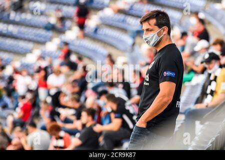 Francfort, Allemagne. 19 septembre 2020. Un fan portant un masque facial est vu dans le Deutsche Bank Park avant un match allemand de Bundesliga entre Eintracht Frankfurt et Arminia Bielefeld à Francfort, en Allemagne, le 19 septembre 2020. Environ 6,500 fans ont été autorisés à entrer dans le stade pour assister samedi au match allemand de la Bundesliga entre Eintracht Frankfurt et Arminia Bielefeld à Francfort. Credit: Kevin Voigt/Xinhua/Alay Live News Banque D'Images