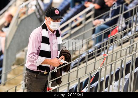 Francfort, Allemagne. 19 septembre 2020. Un fan portant un masque facial est vu dans le Deutsche Bank Park avant un match allemand de Bundesliga entre Eintracht Frankfurt et Arminia Bielefeld à Francfort, en Allemagne, le 19 septembre 2020. Environ 6,500 fans ont été autorisés à entrer dans le stade pour assister samedi au match allemand de la Bundesliga entre Eintracht Frankfurt et Arminia Bielefeld à Francfort. Credit: Kevin Voigt/Xinhua/Alay Live News Banque D'Images