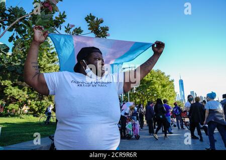 New York, États-Unis. 19 septembre 2020. Un manifestant est vu en possession d'un drapeau transgenre lors d'un rassemblement de la Black Trans Lives Matter dans le parc de la rivière Hudson. Crédit : SOPA Images Limited/Alamy Live News Banque D'Images