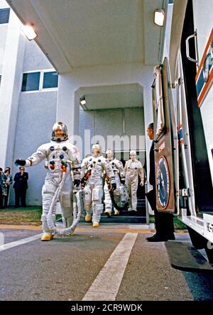 3 mars 1969- Apollo 9 feuilles de l'équipage du Centre Spatial Kennedy Manned Spacecraft Operations Bldg pour Apollo 9 Lancement de compte à rebours. L'interligne est James A. McDivitt, suivi de David R. Scott, et Russell L. Schweicka Banque D'Images