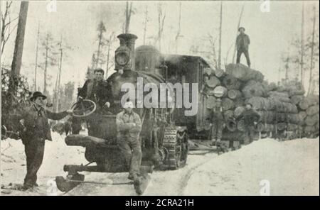 . Âge ferroviaire . Moteur de traction pour glace Rcidt transport chaîne de chariots de grumes-. Traîneau de locomotive pour Hauling Loga sur Ice Roada. andria et curried par chemin de fer ou de bout du Nil à Shellal. Une distancepresque aussi grande que de New York à Chicago. Là, il a été pris par des steamers à Wady Haifa et de là sur les trains à Khartum.sur le chemin de Shellal le fret ferroviaire a dû être transféré de la large-jauge curs à l.iixor à la voie étroite de Luxorà Assouan. .-ml de ces transferts étaient coûteux, les tarifs de fret étaient élevés et le temps lent. Maintenant, les navires passent à droite par le canal de Suez jusqu'à Iort Soudan, o Banque D'Images