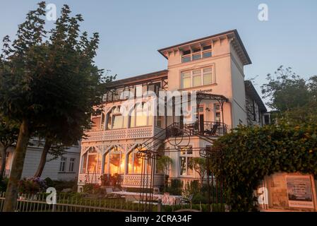 Allemagne, Mecklembourg-Poméranie occidentale, Ostseebad Binz, Villa Haiderose sur la promenade de la plage, architecture de station balnéaire, Mer Baltique Banque D'Images